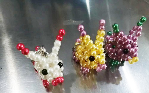 6月26日，正規(guī)手工活接單平臺，拿回家做的手工活，手工之家的非遺傳統(tǒng)手工珠繡發(fā)展有好的條件和基礎，圖為勵志珠珠繡串珠手工產(chǎn)品剪影