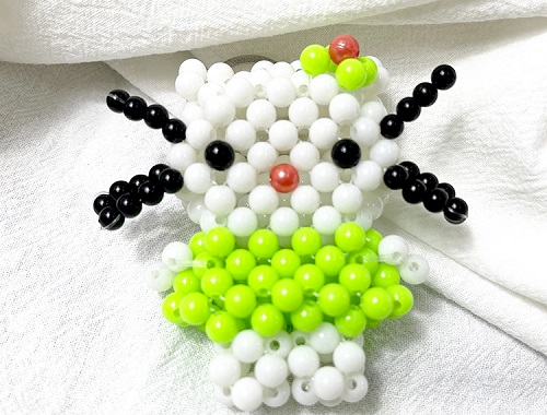 7月3日，手工活外發(fā)加工，手工活接單平臺，手工之家的珠繡串珠手工的研發(fā)、加工、銷售，一個也不能少，圖為勵志珠珠繡串珠手工產(chǎn)品剪影