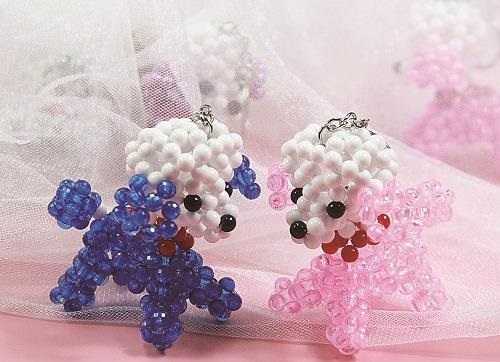 7月22日， 接手工活訂單的平臺，正規(guī)純手工活外發(fā)，手工之家有兩種合作方式，都很受歡迎，圖為勵志珠珠繡串珠手工產(chǎn)品剪影
