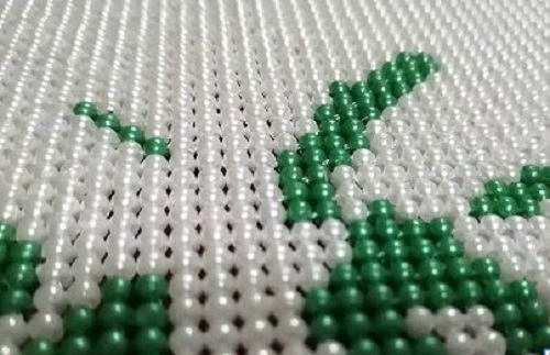 7月24日，純手工活外發(fā)加工，帶回家做的手工活，銷售的力量就是手工之家企業(yè)生存發(fā)展的源頭，圖為勵志珠珠繡串珠手工產(chǎn)品剪影