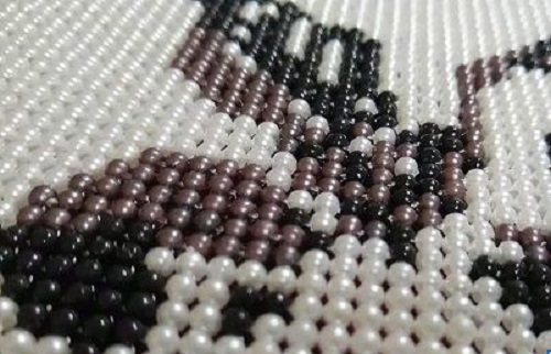 7月24日，純手工活外發(fā)加工，帶回家做的手工活，銷售的力量就是手工之家企業(yè)生存發(fā)展的源頭，圖為勵志珠珠繡串珠手工產(chǎn)品剪影