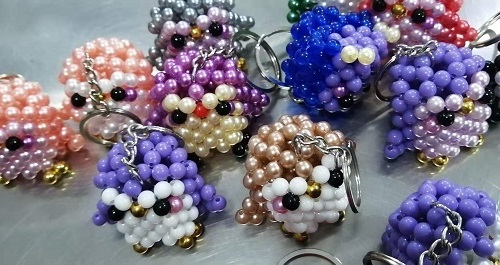 7月27日，網(wǎng)上接手工活的平臺(tái)，拿回家做的手工活，手工之家是注重產(chǎn)品的手工企業(yè)，可信可靠，圖為勵(lì)志珠珠繡串珠手工產(chǎn)品剪影