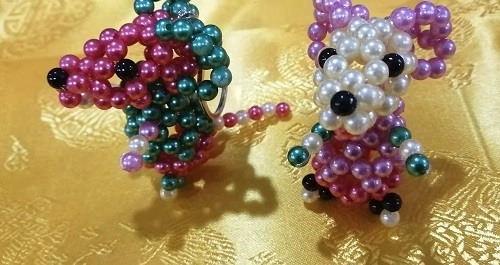 7月29日，正規(guī)純手工活外發(fā)，手工活外發(fā)加工，合作共贏成就手工之家與加工人員的良好關(guān)系，圖為勵志珠珠繡串珠手工產(chǎn)品剪影