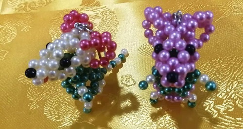 7月29日，正規(guī)純手工活外發(fā)，手工活外發(fā)加工，合作共贏成就手工之家與加工人員的良好關(guān)系，圖為勵志珠珠繡串珠手工產(chǎn)品剪影