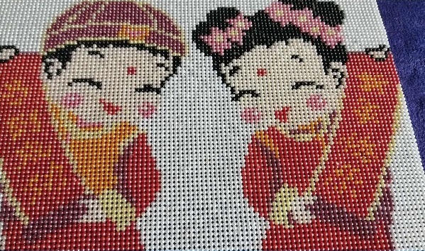 8月3日，純手工活代加工，農(nóng)村手工活加工項(xiàng)目，做手工之家的外發(fā)手工活是一件幸福的事，圖為勵(lì)志珠珠繡串珠手工產(chǎn)品剪影