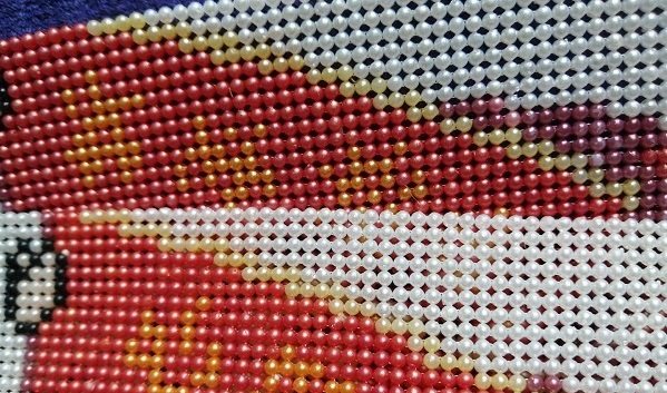8月3日，純手工活代加工，農(nóng)村手工活加工項(xiàng)目，做手工之家的外發(fā)手工活是一件幸福的事，圖為勵(lì)志珠珠繡串珠手工產(chǎn)品剪影