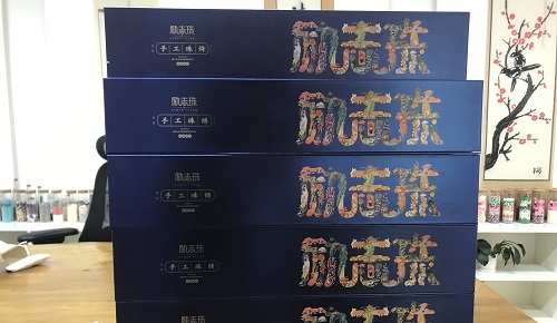 8月14日，拿回家做的手工活，手工兼職招聘帶回家做，努力了才會有收獲，手工之家與加工人員一直都在進(jìn)步和成長，圖為勵志珠珠繡手工產(chǎn)品一款外包裝剪影