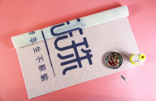 8月16日，農(nóng)村手工活加工項(xiàng)目，在家做手工，注意了這些事，做手工活掙錢就會(huì)選對(duì)手工企業(yè)，圖為手工之家的勵(lì)志珠珠繡手工產(chǎn)品細(xì)節(jié)剪影