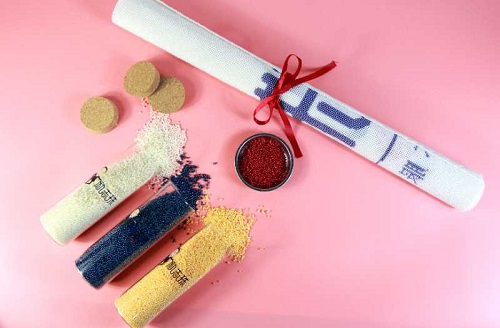 8月16日，農(nóng)村手工活加工項(xiàng)目，在家做手工，注意了這些事，做手工活掙錢就會(huì)選對(duì)手工企業(yè)，圖為手工之家的勵(lì)志珠珠繡手工產(chǎn)品細(xì)節(jié)剪影
