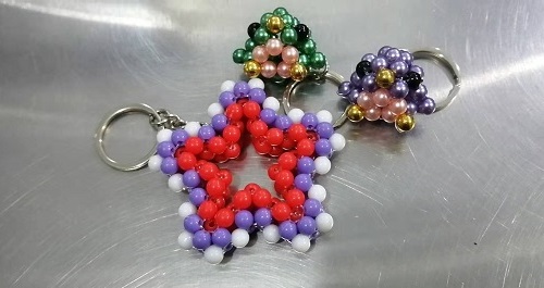 8月20日，想接正規(guī)廠家的手工活，正規(guī)純手工活外發(fā)，做手工活掙錢(qián)與否，主要看合作以后的服務(wù)，圖為手工之家勵(lì)志珠珠繡串珠手工產(chǎn)品剪影