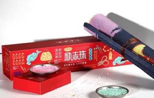 8月28日，在家兼職手工活加工，手工活外發(fā)加工正規(guī)的廠家，手工之家的產(chǎn)品體系出發(fā)點是傳統(tǒng)手工傳承和市場需要，圖為勵志珠珠繡手工產(chǎn)品一款外包裝剪影