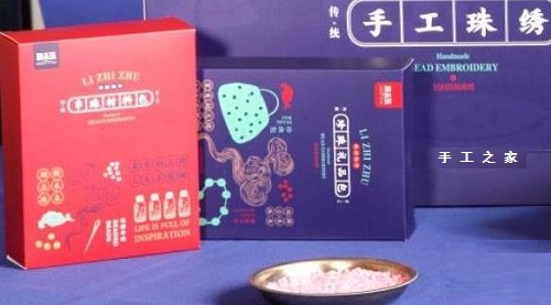 8月28日，在家兼職手工活加工，手工活外發(fā)加工正規(guī)的廠家，手工之家的產(chǎn)品體系出發(fā)點是傳統(tǒng)手工傳承和市場需要，圖為勵志珠珠繡手工產(chǎn)品一款外包裝剪影