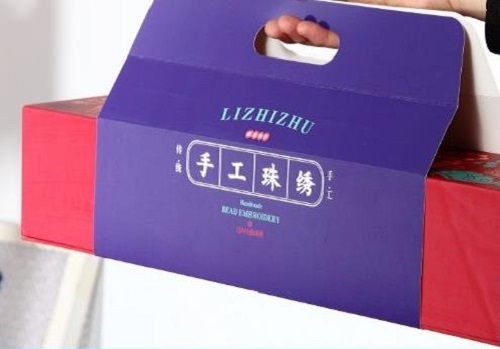 8月28日，在家兼職手工活加工，手工活外發(fā)加工正規(guī)的廠家，手工之家的產(chǎn)品體系出發(fā)點是傳統(tǒng)手工傳承和市場需要，圖為勵志珠珠繡手工產(chǎn)品一款外包裝剪影