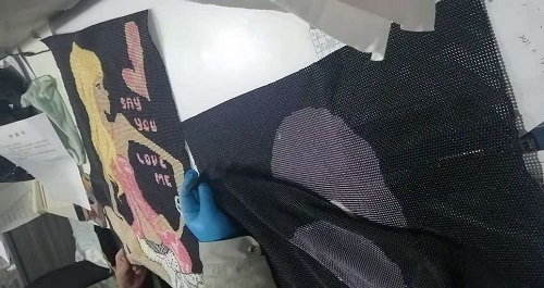 8月29日，可以在家做的手工活，純手工活外發(fā)，手工之家的服務(wù)體系是個(gè)不斷完善和升級的過程，圖為勵志珠珠繡串珠手工產(chǎn)品驗(yàn)收剪影