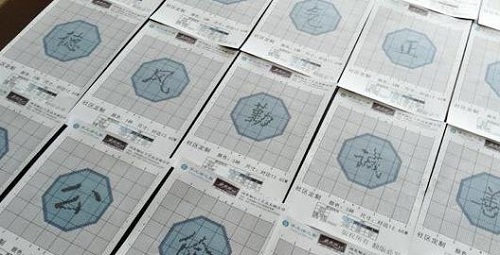 9月5日，農(nóng)村手工活加工項(xiàng)目，接手工活訂單的平臺(tái)，手工之家的事業(yè)理念就是以珠繡手工為根、以人為本的，圖為勵(lì)志珠珠繡串珠手工產(chǎn)品圖紙剪影