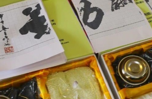 9月10日，手工活外發(fā)加工正規(guī)的廠家，正規(guī)供料的手工活，在手工之家做手工掙錢不擔(dān)心，圖為勵志珠珠繡串珠手工材料套件剪影