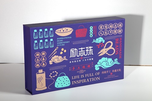 9月10日，手工活外發(fā)加工正規(guī)的廠家，正規(guī)供料的手工活，在手工之家做手工掙錢不擔(dān)心，圖為勵志珠珠繡串珠手工材料套件剪影