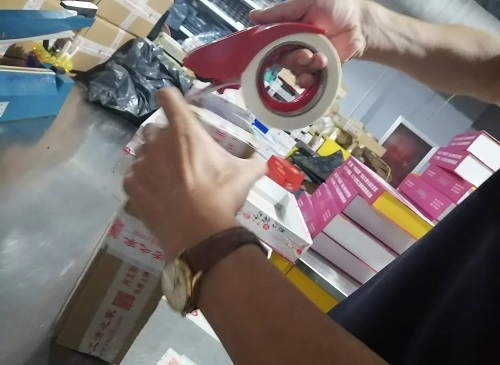 9月26日，寄到家做的手工活，代加工手工活，手工之家的合作方式滿足加工人員的需要，圖為勵志珠珠繡手工材料倉庫工作人員剪影