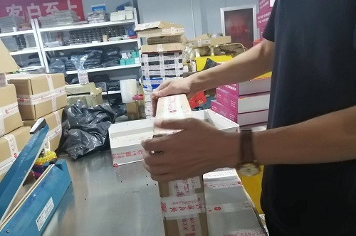 9月26日，寄到家做的手工活，代加工手工活，手工之家的合作方式滿足加工人員的需要，圖為勵志珠珠繡手工材料倉庫工作人員剪影