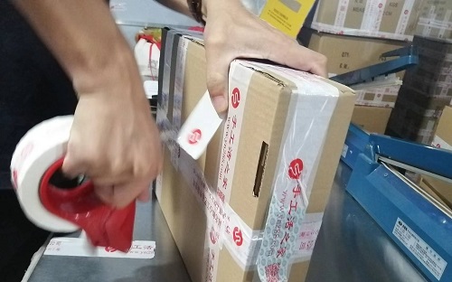 9月26日，寄到家做的手工活，代加工手工活，手工之家的合作方式滿足加工人員的需要，圖為勵志珠珠繡手工材料倉庫工作人員剪影