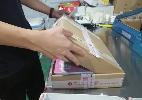 9月26日，寄到家做的手工活，代加工手工活，手工之家的合作方式滿足加工人員的需要，圖為勵志珠珠繡手工材料倉庫工作人員剪影