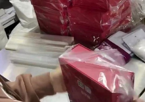 9月27日，純手工活外發(fā)加工項目，手工加工回收項目，讓產(chǎn)品合格，手工之家注重前期培訓(xùn)、驗收標準明確，圖為勵志珠珠繡串珠手工材料發(fā)貨剪影