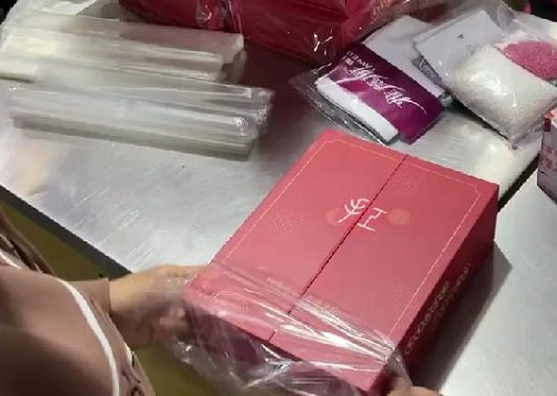 9月27日，純手工活外發(fā)加工項目，手工加工回收項目，讓產(chǎn)品合格，手工之家注重前期培訓(xùn)、驗收標準明確，圖為勵志珠珠繡串珠手工材料發(fā)貨剪影
