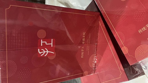 9月27日，純手工活外發(fā)加工項目，手工加工回收項目，讓產(chǎn)品合格，手工之家注重前期培訓(xùn)、驗收標準明確，圖為勵志珠珠繡串珠手工材料發(fā)貨剪影