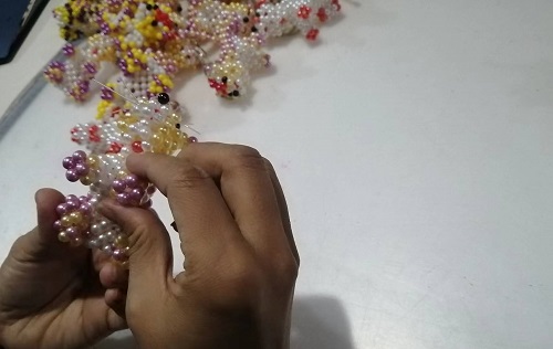 9月28日，拿回家做的手工活，正規(guī)供料的手工活，合適的手工，合作和服務(wù)都好，越來(lái)越多人在手工之家通過(guò)手工成長(zhǎng)收獲，圖為勵(lì)志珠珠繡串珠手工成品庫(kù)驗(yàn)收剪影