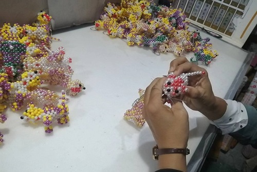 9月28日，拿回家做的手工活，正規(guī)供料的手工活，合適的手工，合作和服務(wù)都好，越來(lái)越多人在手工之家通過(guò)手工成長(zhǎng)收獲，圖為勵(lì)志珠珠繡串珠手工成品庫(kù)驗(yàn)收剪影