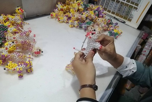 9月28日，拿回家做的手工活，正規(guī)供料的手工活，合適的手工，合作和服務(wù)都好，越來(lái)越多人在手工之家通過(guò)手工成長(zhǎng)收獲，圖為勵(lì)志珠珠繡串珠手工成品庫(kù)驗(yàn)收剪影