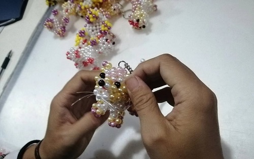9月28日，拿回家做的手工活，正規(guī)供料的手工活，合適的手工，合作和服務(wù)都好，越來(lái)越多人在手工之家通過(guò)手工成長(zhǎng)收獲，圖為勵(lì)志珠珠繡串珠手工成品庫(kù)驗(yàn)收剪影