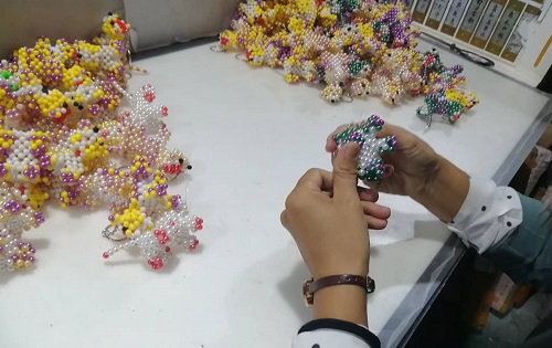 9月28日，拿回家做的手工活，正規(guī)供料的手工活，合適的手工，合作和服務(wù)都好，越來(lái)越多人在手工之家通過(guò)手工成長(zhǎng)收獲，圖為勵(lì)志珠珠繡串珠手工成品庫(kù)驗(yàn)收剪影