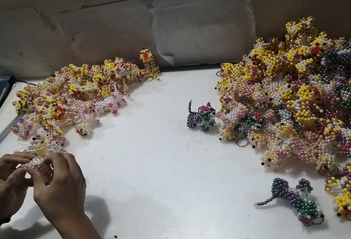 9月28日，拿回家做的手工活，正規(guī)供料的手工活，合適的手工，合作和服務(wù)都好，越來(lái)越多人在手工之家通過(guò)手工成長(zhǎng)收獲，圖為勵(lì)志珠珠繡串珠手工成品庫(kù)驗(yàn)收剪影