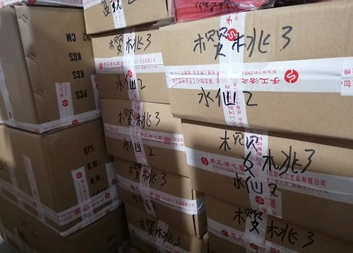 9月30日，想接正規(guī)廠家的手工活，手工活外發(fā)加工項目，很多人選擇手工之家手工創(chuàng)業(yè)成功，圖為勵志珠珠繡串珠手工材料倉庫備貨剪影