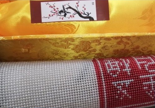 10月2日，在家做手工活掙錢，寄到家做的手工活，手工之家堅持對珠繡非遺傳統(tǒng)手工的傳承和創(chuàng)新，圖為勵志珠珠繡串珠手工產(chǎn)品及外包裝剪影