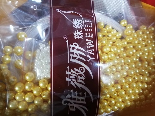 10月3日，接手工活訂單的平臺，可以帶回家做的手工活，加工沒難度，剛做手工之家的珠繡串珠手工活要注意什么？圖為勵志珠珠繡串珠小手工產(chǎn)品材料剪影