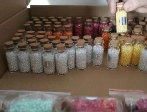 10月4日，手工兼職招聘帶回家做，手工活外發(fā)加工，積極扶持，手工之家的這個(gè)項(xiàng)目是很多人創(chuàng)業(yè)的好選擇，圖為勵(lì)志珠珠繡串珠手工材料剪影