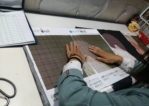 10月6日，加工活外放的正規(guī)公司，手工活外發(fā)加工正規(guī)的廠家，干凈、自由，常年有活兒，手工之家的手工活是適合在家做的手工活，圖為勵志珠珠繡成品倉庫驗收剪影