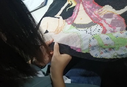 10月11日，帶回家做的手工活，農(nóng)村手工活加工，在家做手工之家的珠繡串珠手工活要認(rèn)真用心，圖為勵(lì)志珠珠繡串珠手工產(chǎn)品驗(yàn)收剪影