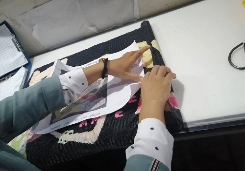 10月11日，帶回家做的手工活，農(nóng)村手工活加工，在家做手工之家的珠繡串珠手工活要認(rèn)真用心，圖為勵(lì)志珠珠繡串珠手工產(chǎn)品驗(yàn)收剪影