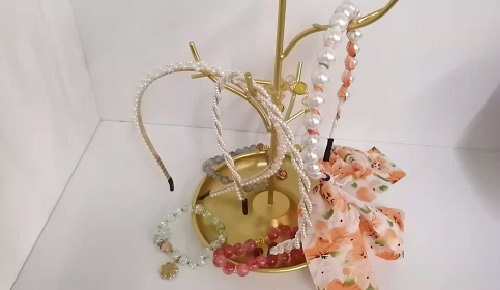 10月16日，農(nóng)村手工活加工項目，可靠的手工活外發(fā)，與手工之家合作，放心居家掙錢，圖為勵志珠珠繡串珠手工產(chǎn)品剪影