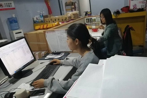 10月17日，代加工手工活，在家兼職手工活，越來越多人在手工之家做珠繡串珠手工掙錢，圖為勵志珠珠繡串珠成品倉庫剪影