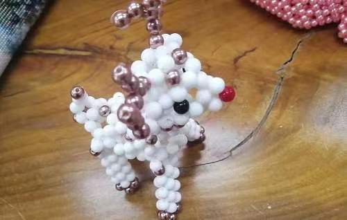 11月12日，靈活就業(yè)創(chuàng)業(yè)，與正規(guī)手工企業(yè)合作，手工之家讓大家加工和銷售都掙錢，圖為勵志珠珠繡串珠手工產(chǎn)品剪影