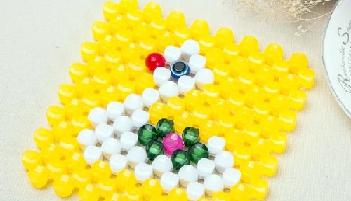 11月19日，拿回家做的手工，靈活就業(yè)創(chuàng)業(yè)手工項(xiàng)目，在手工之家個(gè)人做和開(kāi)手工工作室、以及邊加工邊銷(xiāo)售，哪個(gè)更合適？圖為勵(lì)志珠珠繡串珠手工產(chǎn)品剪影