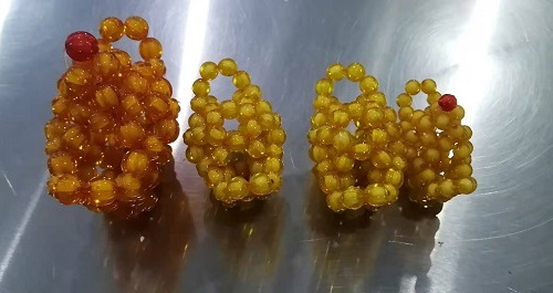 12月1日，新的一月，把純手工拿回家做，靈活就業(yè)創(chuàng)業(yè)，手工之家以誠(chéng)待人、以真為本，圖為勵(lì)志珠珠繡串珠手工產(chǎn)品剪影
