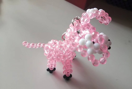 2月10日，靈活就業(yè)串珠手工項(xiàng)目，在家做的手工副業(yè)，長(zhǎng)期穩(wěn)定，十余年的手工之家可信可靠，圖為勵(lì)志珠珠繡串珠手工產(chǎn)品剪影