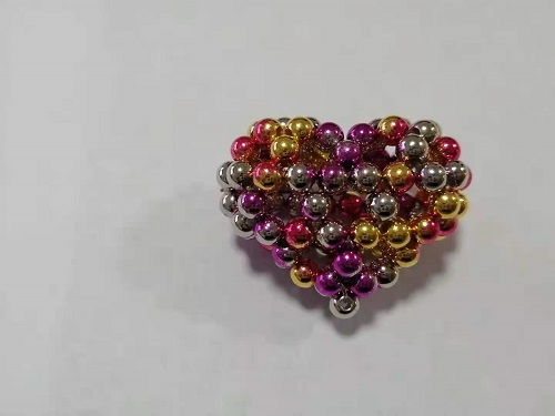 2月12日，在家兼職手工，帶回家做的手工項目，十多年的老手工平臺，手工之家有夢、有愛、有笑，圖為勵志珠珠繡串珠手工產品剪影