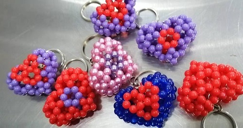 2月12日，在家兼職手工，帶回家做的手工項目，十多年的老手工平臺，手工之家有夢、有愛、有笑，圖為勵志珠珠繡串珠手工產品剪影