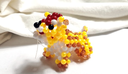 2月14日，正規(guī)手工項目，靈活就業(yè)好選擇，手工之家的純手工，加工和銷售都好做，因為產(chǎn)品讓人喜歡，圖為勵志珠珠繡串珠手工產(chǎn)品剪影